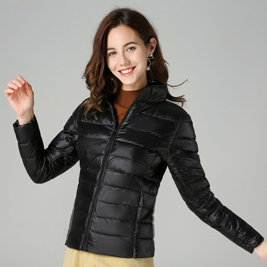 Myra™ | Chaqueta de plumas ultral ligera con sofisticados pliegues